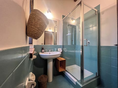 Comfort Double Room, 1 Queen Bed, Private Bathroom, Garden View | Bathroom | Eco-friendly toiletries, hair dryer, bidet, towels