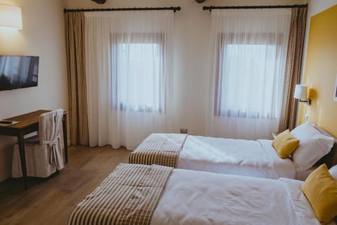 Desk, blackout drapes, free WiFi, wheelchair access