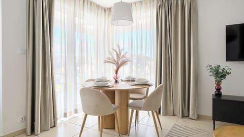 Apartment, Balcony, City View (334) | In-room dining