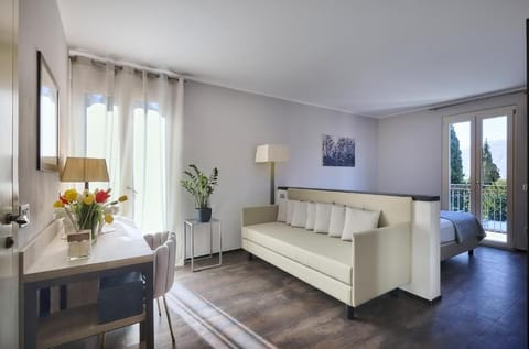 Junior Suite, Lake View | Living area