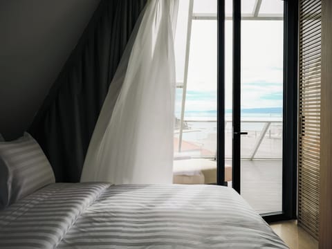Signature Suite (Venturo) | In-room safe, iron/ironing board, free WiFi, bed sheets
