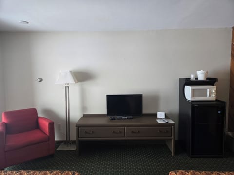 Standard Room, 2 Queen Beds, Patio, Lake View | Blackout drapes, iron/ironing board, free WiFi, bed sheets