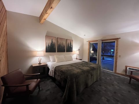 Deluxe Room, 1 King Bed, Balcony, Lake View | Blackout drapes, iron/ironing board, free WiFi, bed sheets