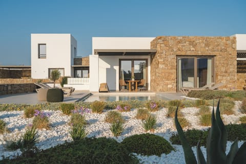 Signature Studio Suite, Balcony, Sea View | Garden view