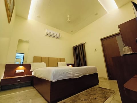 Deluxe Double Room | Desk, laptop workspace, free WiFi