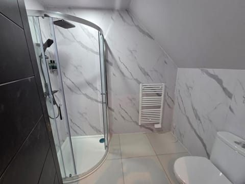 Basic Double Room | Bathroom | Towels