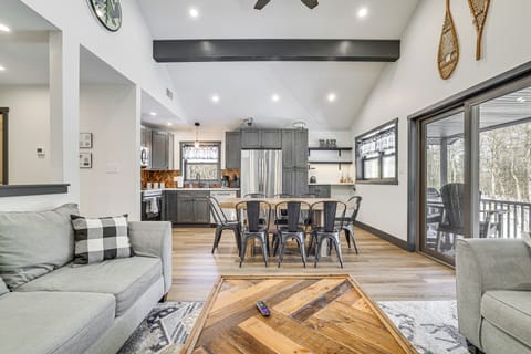 House (6 Bedrooms) | Interior