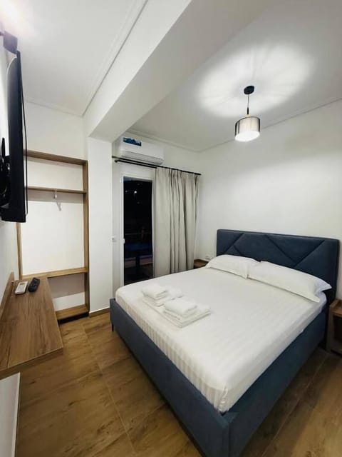 Desk, laptop workspace, free WiFi