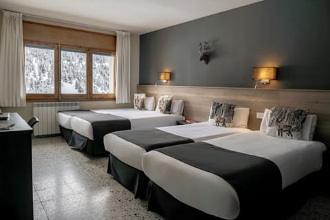 Quadruple Room | Desk, free WiFi, bed sheets