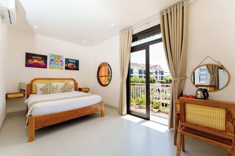 Deluxe Double Room Single Use, 1 Queen Bed, Partial Lake View | Premium bedding, down comforters, Select Comfort beds, desk