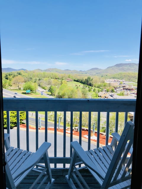 Standard Room, 2 Queen Beds, Non Smoking | Balcony view