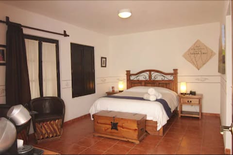 Desk, iron/ironing board, WiFi, bed sheets