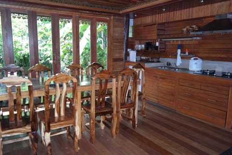 Villa, 6 Bedrooms | In-room dining