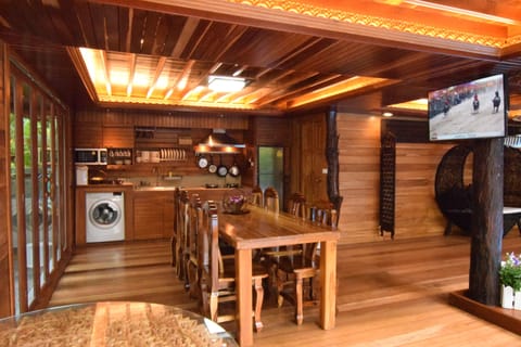 Full-size fridge, microwave, stovetop, coffee/tea maker