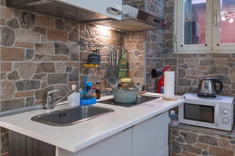 Economy Studio | Private kitchen | Mini-fridge, espresso maker, cookware/dishes/utensils, dining tables