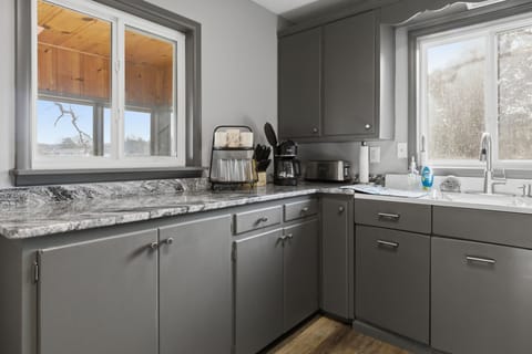 House, 1 King Bed with Sofa bed, Patio (Little Smokey Cabin) | Private kitchen