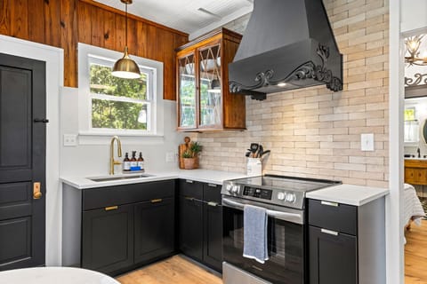 House, 1 Queen Bed, Patio, Garden View (206 W Pecan) | Private kitchen