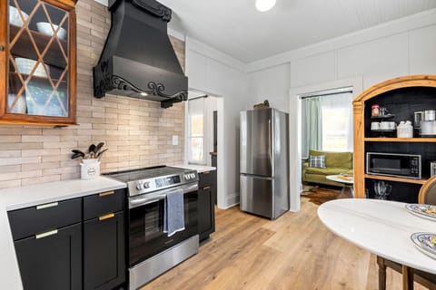 House, 1 Queen Bed, Patio, Garden View (206 W Pecan) | Private kitchen