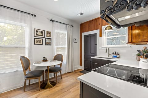 House, 1 Queen Bed, Patio, Garden View (206 W Pecan) | Private kitchen