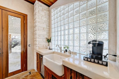 House, Multiple Beds, Hot Tub (6021 Circle J Rd) | Private kitchen