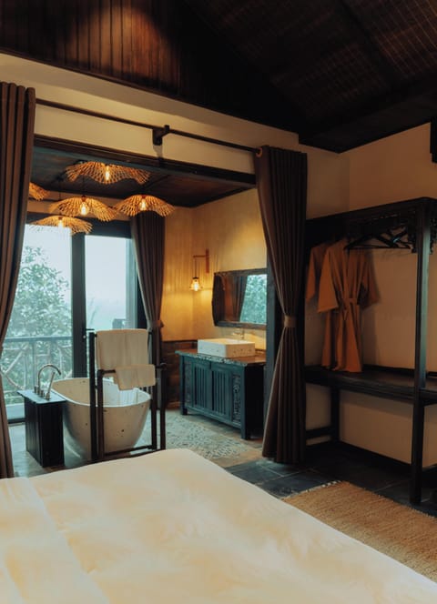 Deluxe Family Room with Bathtub and Balcony | In-room safe, desk, laptop workspace, blackout drapes