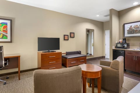 Business Room, 1 King Bed, Non Smoking, Ground Floor (Upgrade) | Premium bedding, pillowtop beds, desk, laptop workspace