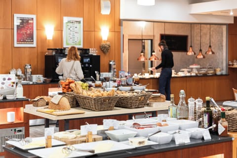 Free daily buffet breakfast
