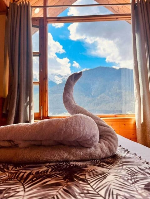 Deluxe Room | Iron/ironing board, free WiFi