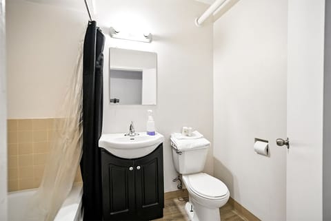 Deluxe Single Room, Non Smoking | Bathroom | Towels, toilet paper