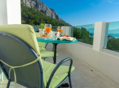 Apartment (Superior One Bedroom Apartment with S) | Balcony