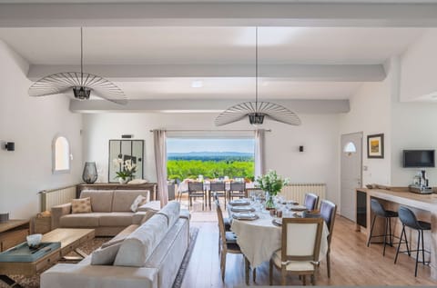House | 4 bedrooms, desk, high-speed internet