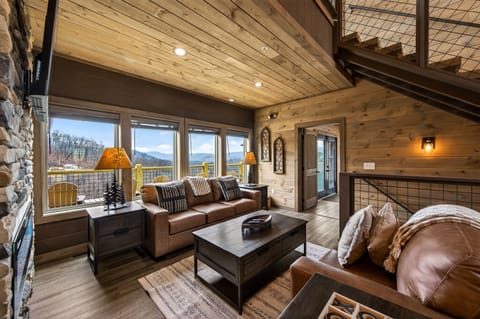 House, 5 Bedrooms | Living area | Smart TV