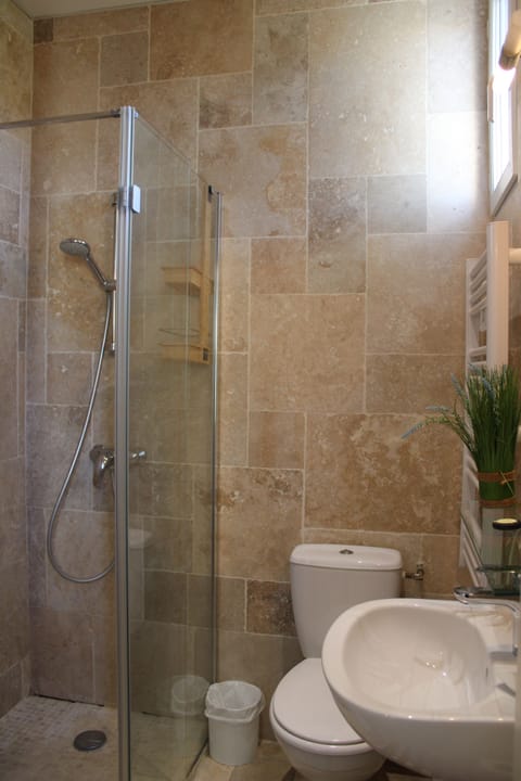 Shower, free toiletries, hair dryer, towels