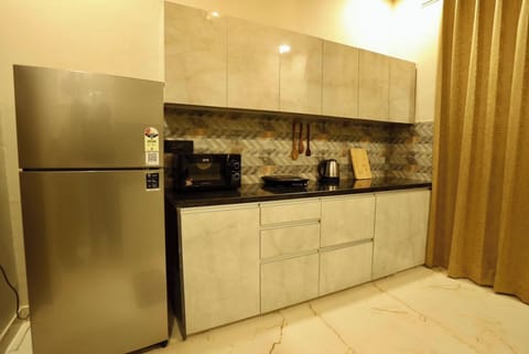 Cozy Vista-1 BHK | Private kitchen | Mini-fridge, microwave, cookware/dishes/utensils