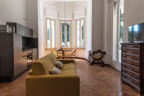 Comfort Apartment, Balcony, Garden View | Living area