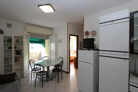 Apartment, 2 Bedrooms, Balcony | Dining room