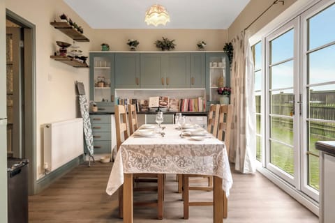 Cottage, 1 Bedroom, Non Smoking | Dining