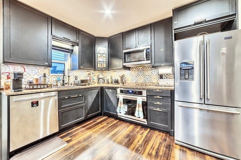 Full-size fridge, microwave, oven, stovetop