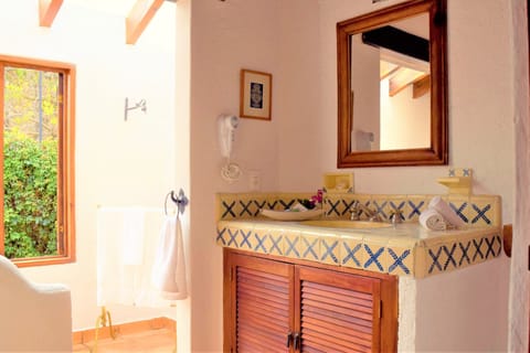 Master Suite | Bathroom | Free toiletries, hair dryer, towels