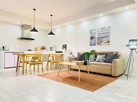 Senior Suite, Balcony | Living room