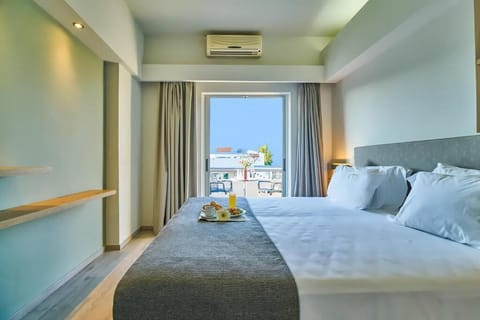 In-room safe, blackout drapes, free WiFi