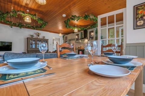 Cottage, 1 King Bed with Sofa bed, Non Smoking | Dining