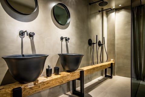 Junior Suite, Bathtub | Bathroom | Shower, free toiletries, hair dryer, slippers