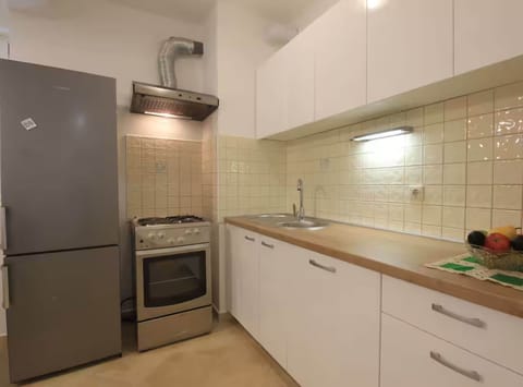 Apartment (One Bedroom Apartment with Terrace) | Private kitchen | Fridge