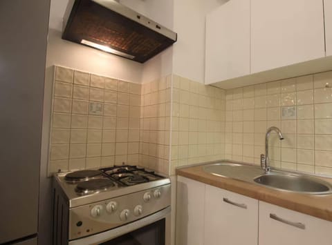 Apartment (One Bedroom Apartment with Terrace) | Private kitchen | Fridge