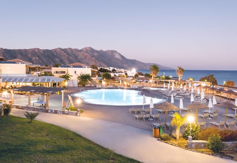 5 outdoor pools, pool umbrellas, sun loungers