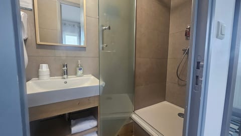 Shower, rainfall showerhead, free toiletries, towels