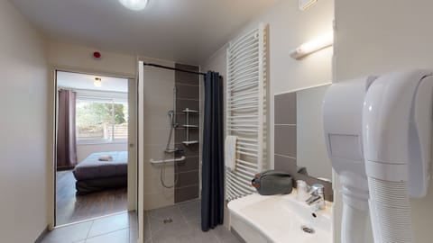 Standard Double Room | Bathroom | Shower, rainfall showerhead, free toiletries, towels