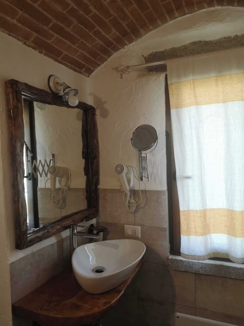 Comfort Double Room | Bathroom | Shower, hair dryer, towels, soap