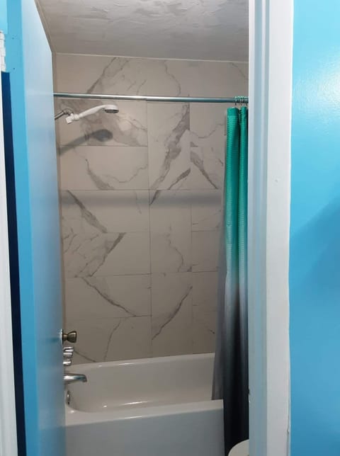 Room, 1 King Bed | Bathroom | Combined shower/tub, free toiletries